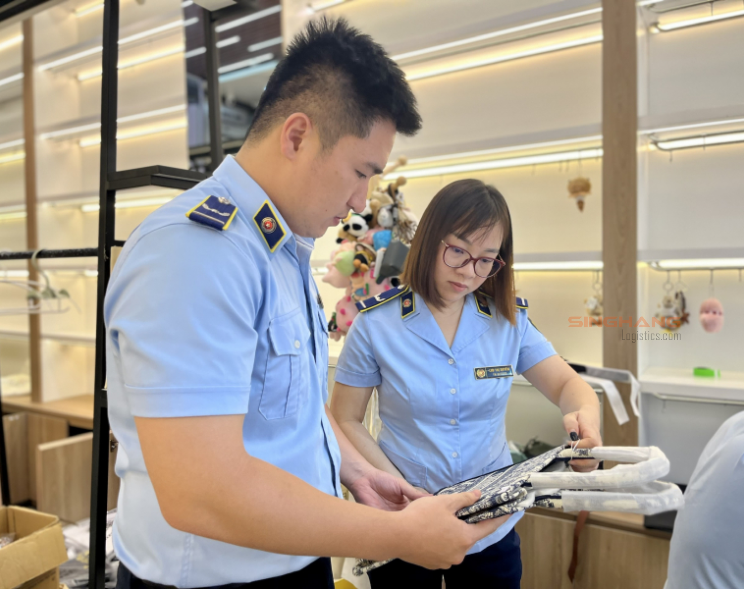Đoàn kiểm tra làm nhiệm vụ tại Cửa hàng Mirror Shop (số 15 Nguyễn Thái Học). - Đà Nẵng | Singhang Logistics